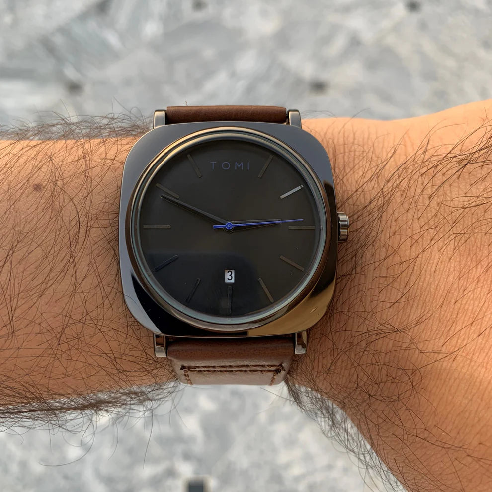 Business Quartz Watch with Large Square Dial                                                                                                                                                                                   .