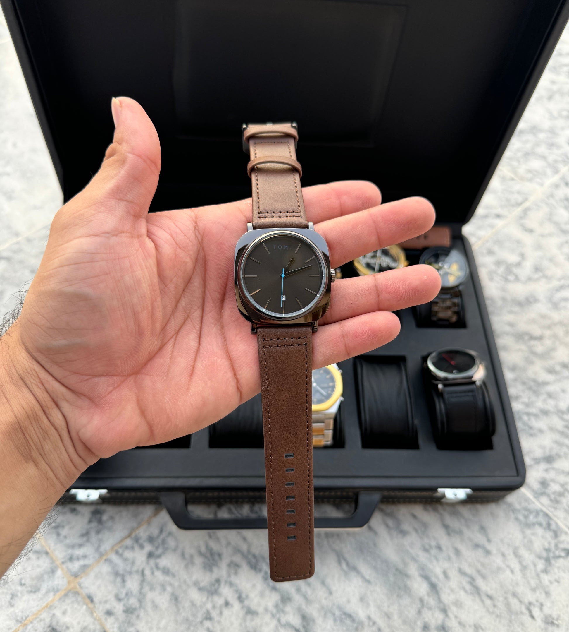 Business Quartz Watch with Large Square Dial                                                                                                                                                                                   .